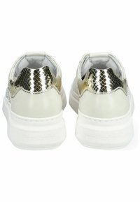 Hvide sneakers med en metallisk gul slangeskindsdetalje på hælen. Glat læderoverflade og en kraftig hvid gummisål. Simpelt design.