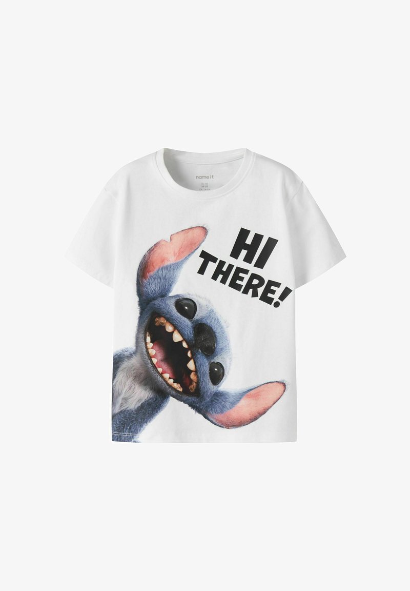 T-shirt blanc à manches courtes avec un grand visuel du personnage de dessin animé bleu souriant Stitch et un texte noir en gras indiquant "HI THERE!" sur le devant.