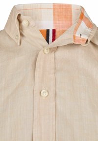 Beige linnen overhemd met knopen en een contrasterende geruite kraag in oranje, wit en zwart. Voorzien van bijpassende knopen en een zachte textuur.