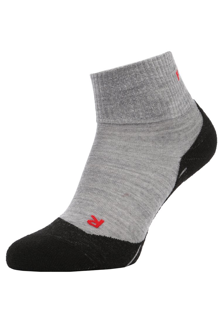 Calza alla caviglia grigia con punta e tallone neri. Texture a coste nella zona della caviglia; dettagli del logo rossi; progettata per comfort e vestibilità.