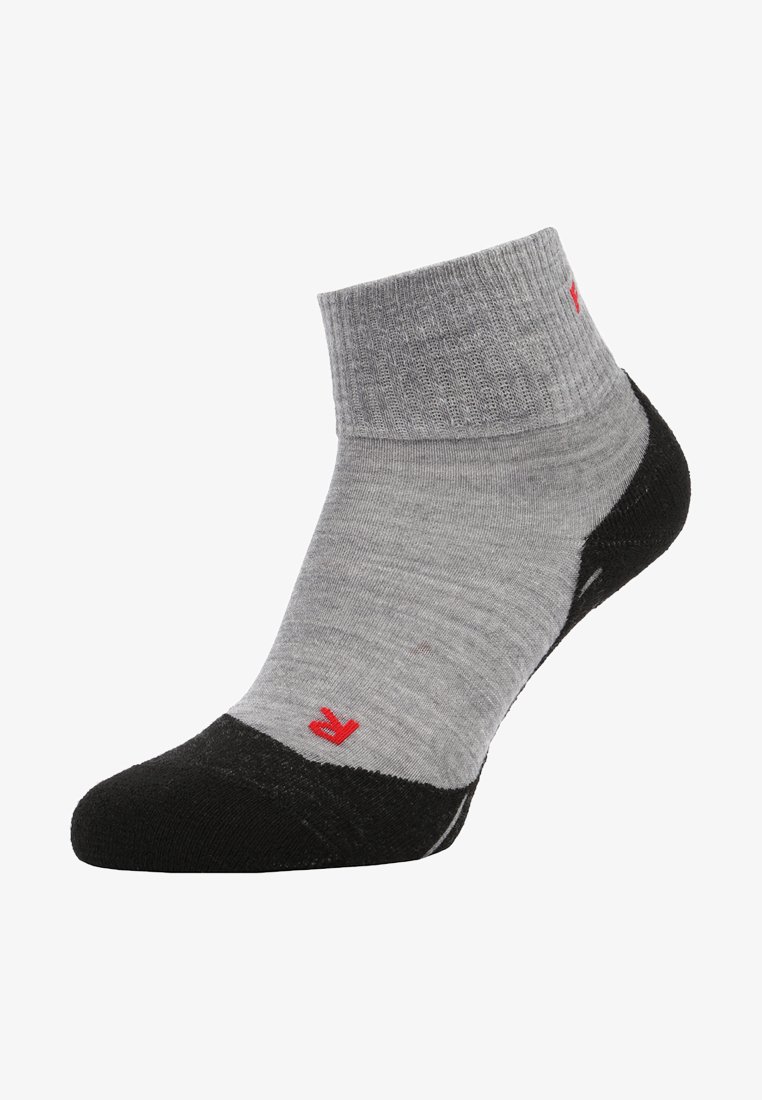 Calza alla caviglia grigia con punta e tallone neri. Texture a coste nella zona della caviglia; dettagli del logo rossi; progettata per comfort e vestibilità.