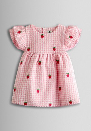 Rochie pentru bebeluși în carouri roz și alb, cu mâneci scurte bufante și broderii mici cu căpșuni roșii răsfirate pe țesătură.