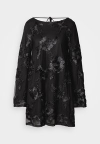 Μαύρο φόρεμα με μακριά μανίκια, διακοσμημένο με κεντήματα λουλουδιών, στρογγυλή λαιμόκοψη και κλείσιμο με κορδόνι στο πίσω μέρος. Διαφανές υλικό με άνετη, χαλαρή εφαρμογή.