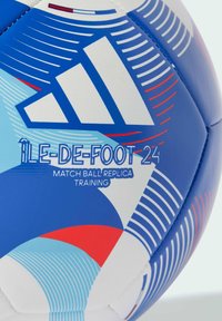 Pallone da calcio da allenamento Adidas in blu, bianco e rosso. Caratterizzato da motivi geometrici, superficie testurizzata e dettagli di branding stampati.