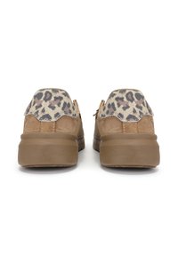 Zapatos de ante marrón claro con un acento de tela de estampado de leopardo en el talón, que presentan una forma redondeada y una media suela texturizada para mayor comodidad.
