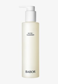 Bouteille cylindrique transparente avec une pompe blanche. Contient un nettoyant jaune clair étiqueté "HY-ÖL CLEANSER" avec "BABOR" imprimé en bas.