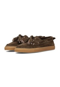 Braune Wildleder Slipper mit Quastenakzenten, Ösen und einer Gummisohle. Abgerundete Form, minimale Nähte und eine glatte Textur.