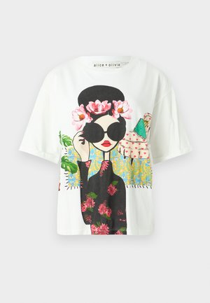 Camiseta blanca de manga corta con un gráfico colorido de una mujer con gafas de sol negras, acentos florales y patrones de fondo intrincados.