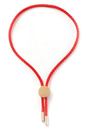 Punainen punottu nauhakaulakoru, jossa on kullanvärinen säädettävä pyöreä solki, johon on kaiverrettu "CARLHEIM", ja päädyt, valkoisella taustalla.