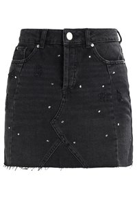 Svart jeanskjol med fransad fåll, slitna detaljer och spridda strassdekorationer. Designad med knappstängning framtill.