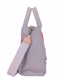 Borsa in denim viola con accenti rosa, doppi manici e una tracolla rimovibile. Presenta una clip in argento e una finitura testurizzata.