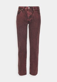 Vaqueros de pierna recta de talle alto en denim rojo oscuro desgastado, con cierre de botón delantero, cremallera y diseño de cinco bolsillos.