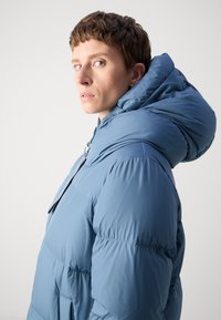 Marc O'Polo PUFFER COAT WITH HOOD SIDE SLITS WITH ZIPPER WELT POCKETS BACKPACK BELTS - Dūnu mētelis - hazy blue