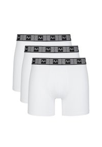Drie paar witte herenboxershorts, voorzien van een zwarte elastische tailleband met een geometrisch patroon en branding in zilveren accenten.