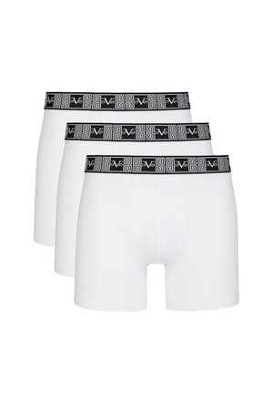 Drie paar witte herenboxershorts, voorzien van een zwarte elastische tailleband met een geometrisch patroon en branding in zilveren accenten.