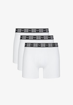 Drei Paare weißer Männerboxershorts mit einem schwarzen elastischen Bund, der ein geometrisches Muster und Branding in silbernen Akzenten aufweist.