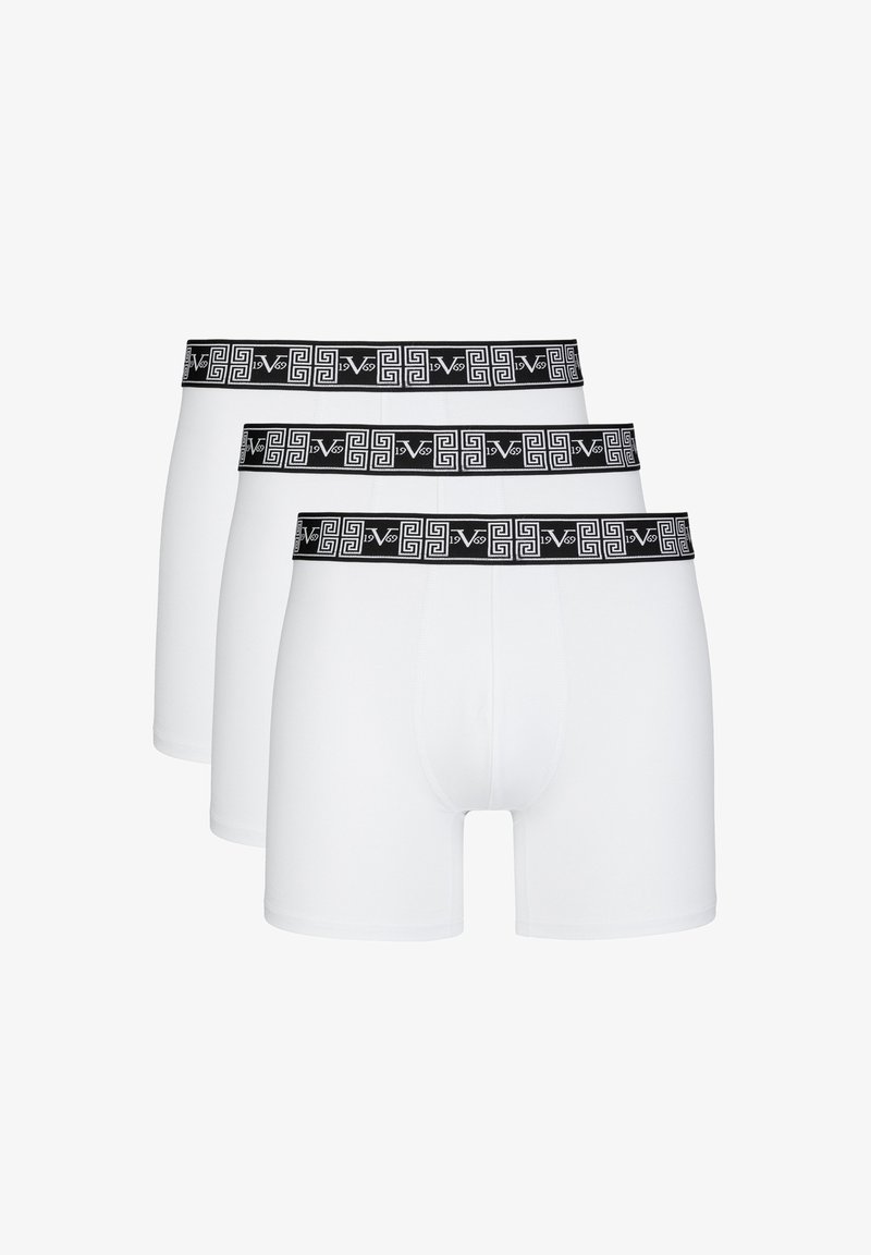 Drie paar witte herenboxershorts, voorzien van een zwarte elastische tailleband met een geometrisch patroon en branding in zilveren accenten.