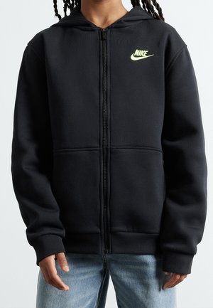 Czarna bluza z kapturem i zamkiem z przodu, wykonana z miękkiego materiału. Posiada neonowożółte logo Nike na piersi oraz ściągacze na mankietach i dolnym brzegu.