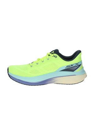 Neonowożółty but do biegania z czarną wkładką wewnętrzną, jasnoniebieską środkową podeszwą, beżową podeszwą zewnętrzną oraz logo „SKX” po boku.