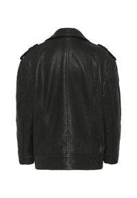 Giubbotto di pelle nera con finitura testurizzata, vestibilità oversize, ampi revers e spalline. Non presenta chiusure o tasche visibili.