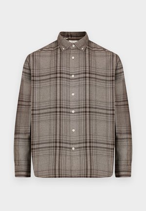 Ilga rankovė rudai ir beige languota marškinėlių su mygtukais apykakle ir baltais mygtukais priekyje.