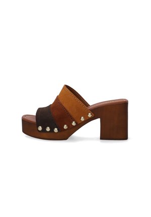 Brauner Plateau-Mule aus Wildleder mit Blockabsatz, dreifarbigen Riemen und goldenen Nieten entlang der Seiten auf weißem Hintergrund.