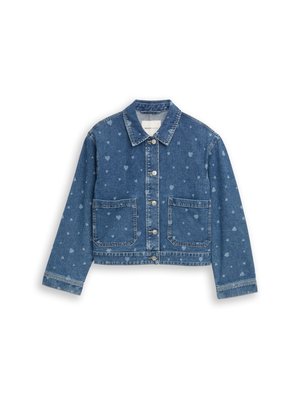 Veste en jean bleu avec fermeture à boutons, deux poches avant, et un motif de petits cœurs sur l'ensemble du tissu.
