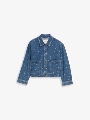 Veste en jean bleu avec fermeture à boutons, deux poches avant, et un motif de petits cœurs sur l'ensemble du tissu.