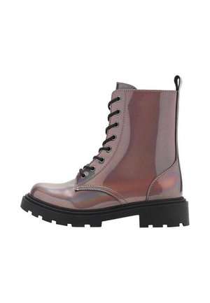 Bottes de combat à lacets en matériau irisé et brillant ; hauteur mi-mollet, semelle épaisse noire et œillets métalliques contrastants pour les lacets.