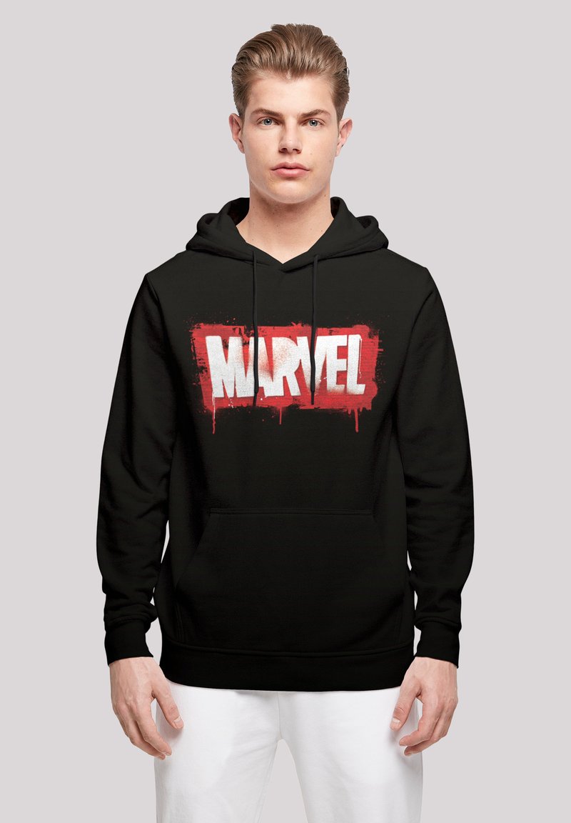 Svart hettegenser laget av bomull, med en stor rød og hvit "MARVEL"-logg med tekstureffekt i sentrum på forsiden. Justerbar hette med snor.