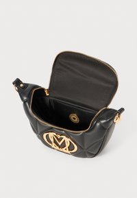 Schwarze gesteppte Lederhandtasche mit goldfarbener Logo-Hardware, einem Reißverschluss und einem mit Stoff ausgekleideten Innenraum mit einer Seitentasche.