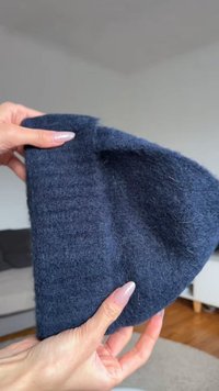 Tumesinist villast nokamüts pehme, tekstuuriga pinnaga, millel on voltitud ääreosa ja vormitu kuju.