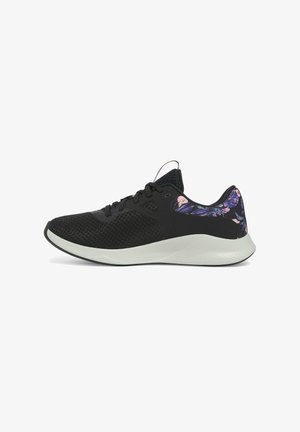 Chaussure de sport noire avec un dessus en maille texturée, semelle de couleur claire et accents à motif floral sur le talon. Équipée d'un système de fermeture à lacets.