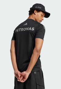 adidas Originals - MERCEDES - AMG PETRONAS FORMULA ONE TEAM MECHANICS MEN - Print T-shirt - black   reflective silver Thumbnail Image 1