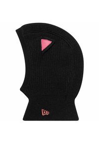 Schwarze Strick-Balaclava mit einem rosa dreieckigen Akzent an der Seite und einem kleinen Logo unten. Strukturierter Stoff, figurbetontes Design.