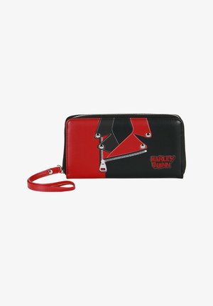 Cartera negra y roja con un diseño gráfico de una chaqueta con cremallera, con herrajes plateados y el texto "Harley Quinn" en letras grandes.