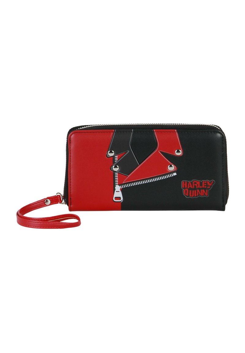 Cartera negra y roja con un diseño gráfico de una chaqueta con cremallera, con herrajes plateados y el texto "Harley Quinn" en letras grandes.