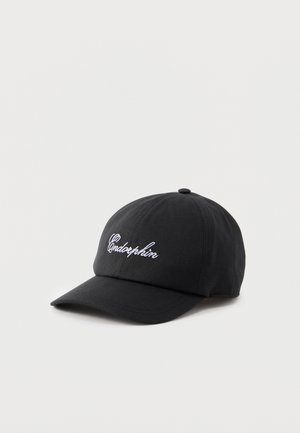 Gorra de béisbol negra con visera curva, con el texto "Endorphin" bordado en cursiva blanca en el panel frontal, sobre un fondo liso.