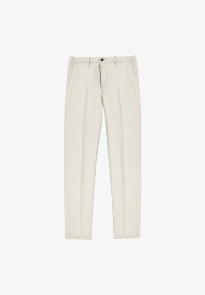 Jasno beżowe chinosy o prostym kroju, z dwiema przednimi kieszeniami, jedną tylną kieszenią oraz czarnym zapięciem na guziki w talii.