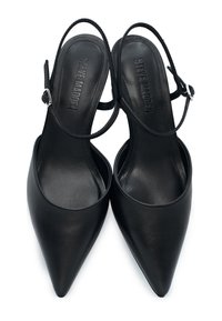 Tacchi slingback neri in pelle con punte appuntite, soletta testurizzata e sottili cinturini alla caviglia con una fibbia in metallo.