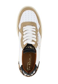 Sneaker bianco con accenti in suede beige, punta perforata, lingua nera e tallone con stampa leopardata. Presenta lacci bianchi e dettagli in oro.