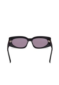 Gafas de sol rectangulares negras con lentes de color púrpura oscuro, que presentan un marco de plástico suave y acentos de hardware mínimos en las patillas.