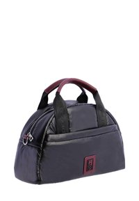 Bolso de mano negro y acolchado con forma redondeada, textura suave, dos asas cortas en burdeos y cierre con cremallera. Presenta un logo en la parte frontal.