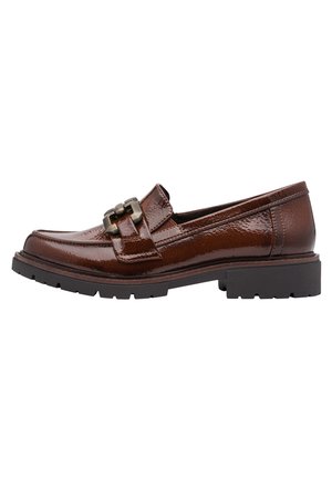 Mocassin en cuir marron brillant avec une semelle noire épaisse et une boucle décorative métallique sur le dessus, montré de côté extérieur.