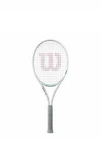Raquette de tennis blanche avec une tête ronde, un grip texturé gris et un logo Wilson rouge sur les cordes. Présente des accents multicolores près du cou.