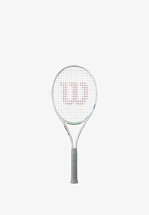 Witte tennisracket met een ronde kop, een grijze textuurgrip en een rood Wilson-logo op de snaren. Heeft veelkleurige accenten nabij de hals.