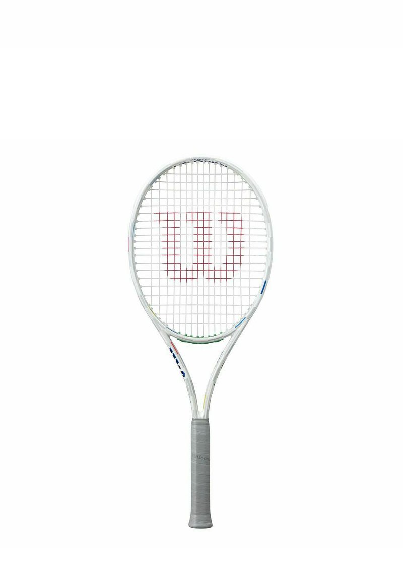 Raquette de tennis blanche avec une tête ronde, un grip texturé gris et un logo Wilson rouge sur les cordes. Présente des accents multicolores près du cou.