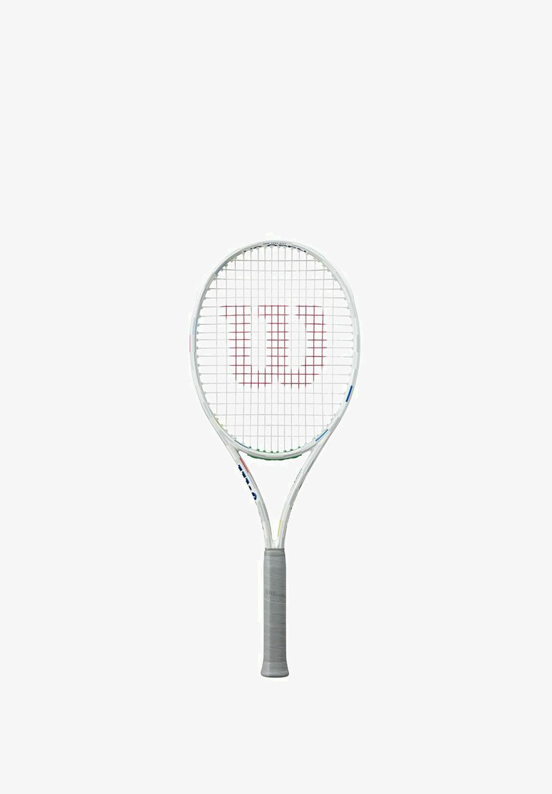 Raqueta de tenis blanca con cabeza redonda, un grip texturizado gris y un logo rojo de Wilson en las cuerdas. Presenta acentos multicolores cerca del cuello.
