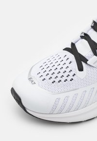 EA7 Emporio Armani CRUSHER DISTANCE UNISEX - Sneakers basse - white/black
