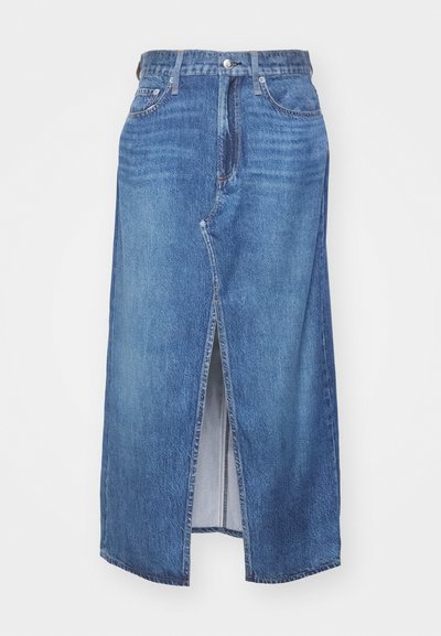 Jupe en denim bleu clair avec une fente avant, taille haute et design classique à cinq poches. Comprend des accessoires en métal et des accents de couture.